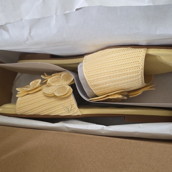 Vivaia Cleo Buttermilk Slides Size 7 - Picture 10 of 10